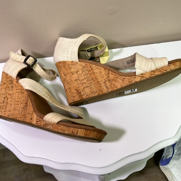 Toms Cream and Brown Wedge Shoes Comfortable Style - Picture 5 of 5